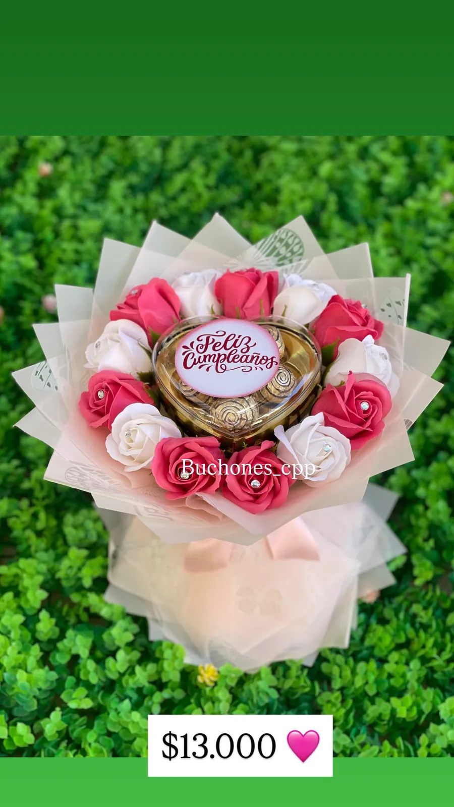 Ramo 13 rosas rosado oscuro, blanco con chocolates